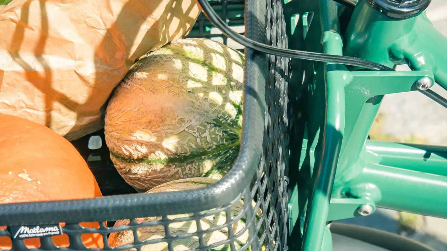Panier avant en maille ostréicole qui contient des courses