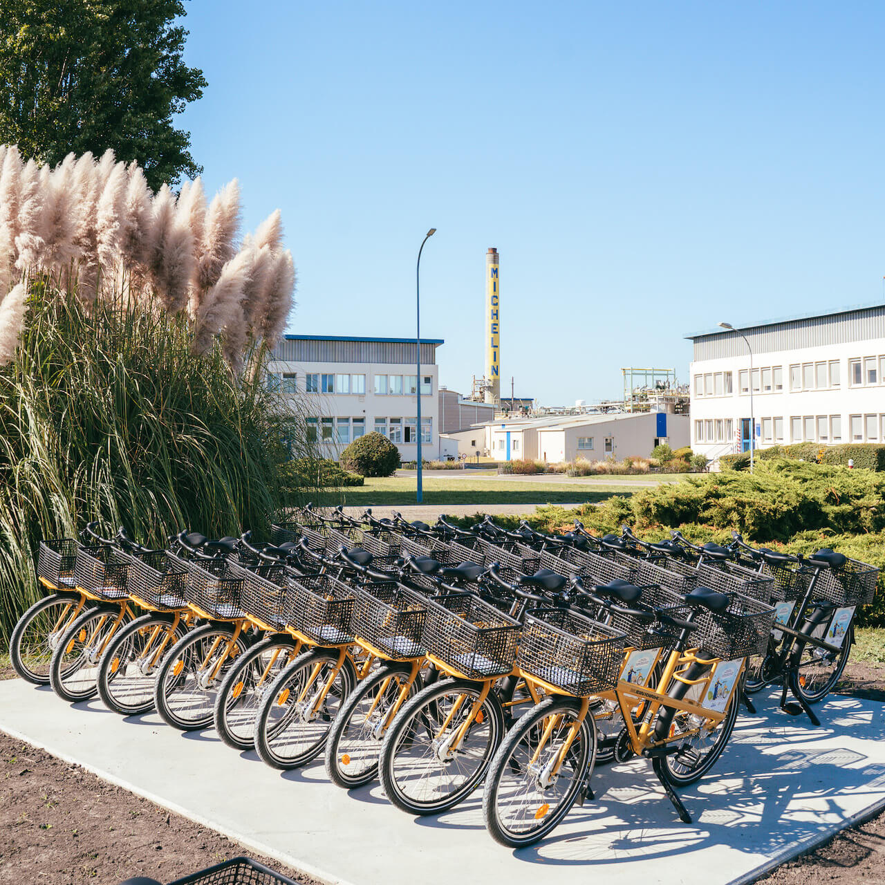 plusieurs vélos entreprosés au sein de l'usine michelin de bassens