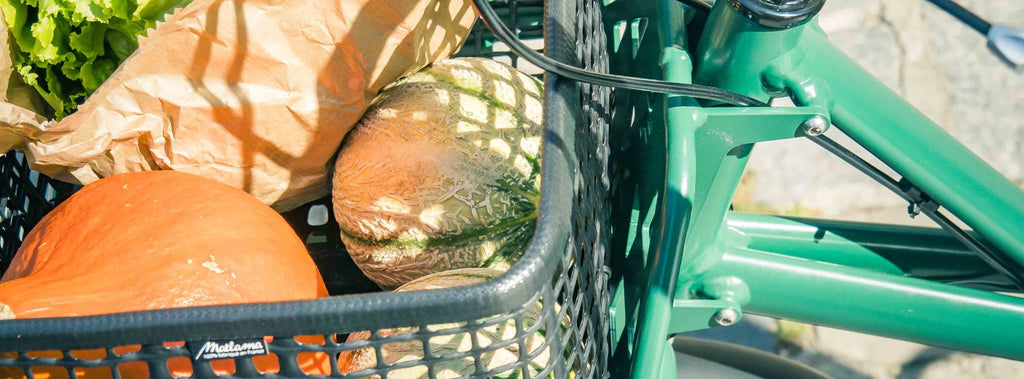 Panier avant en maille ostréicole qui contient des courses