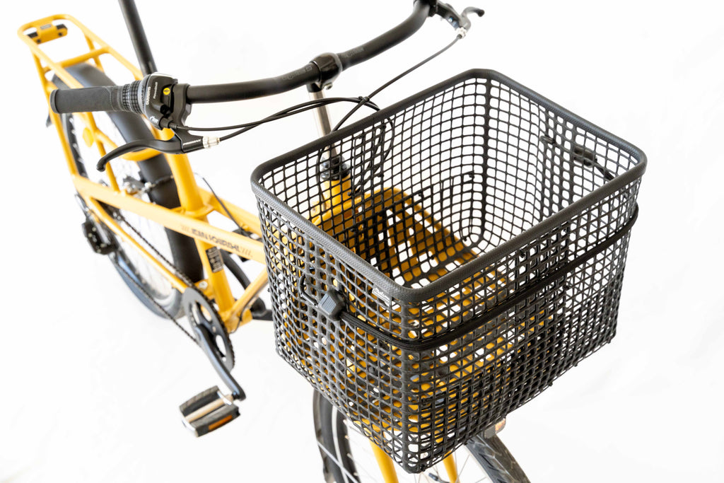 Grand panier avant sur vélo jaune vue hauteur