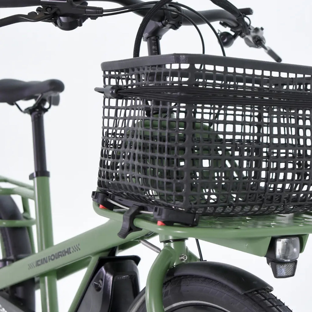 vu de côté d'un panier velo sur l'avant d'un vélo vert