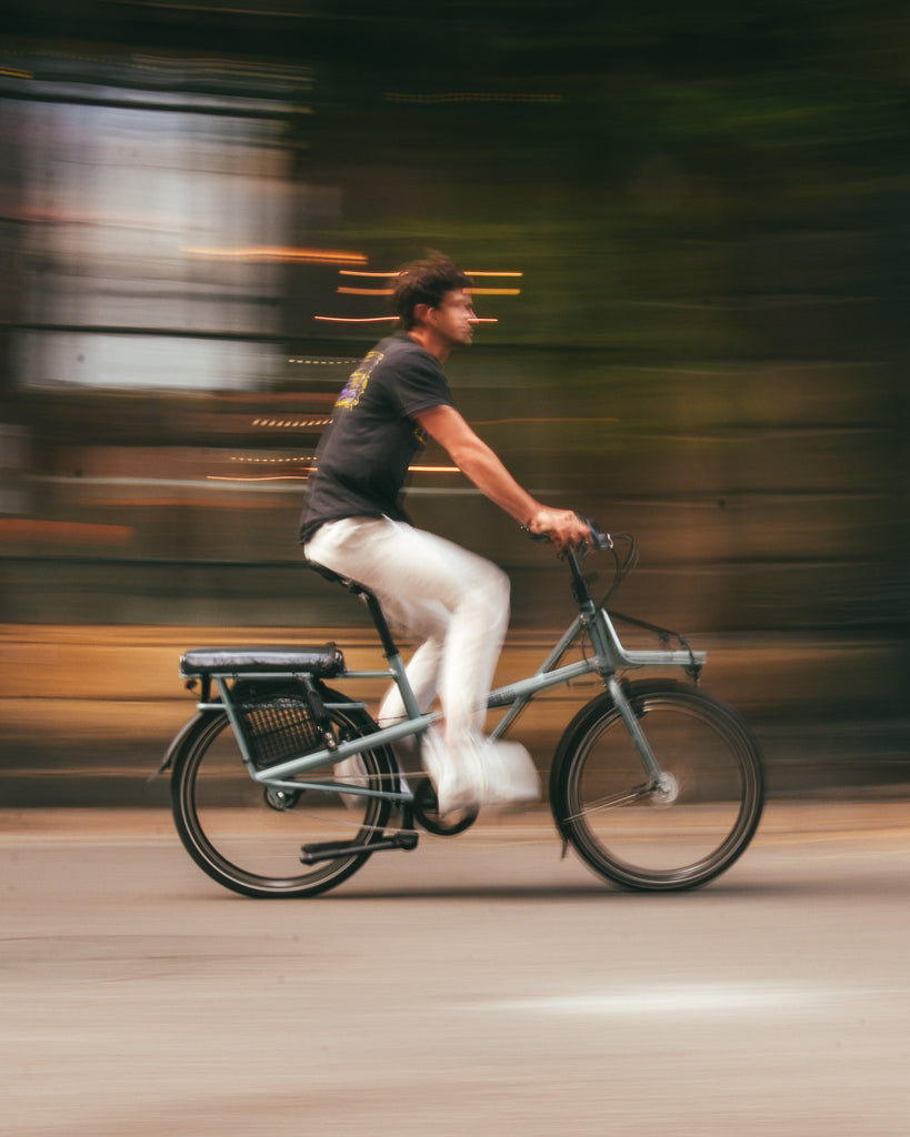 velo rapide et homme en ville