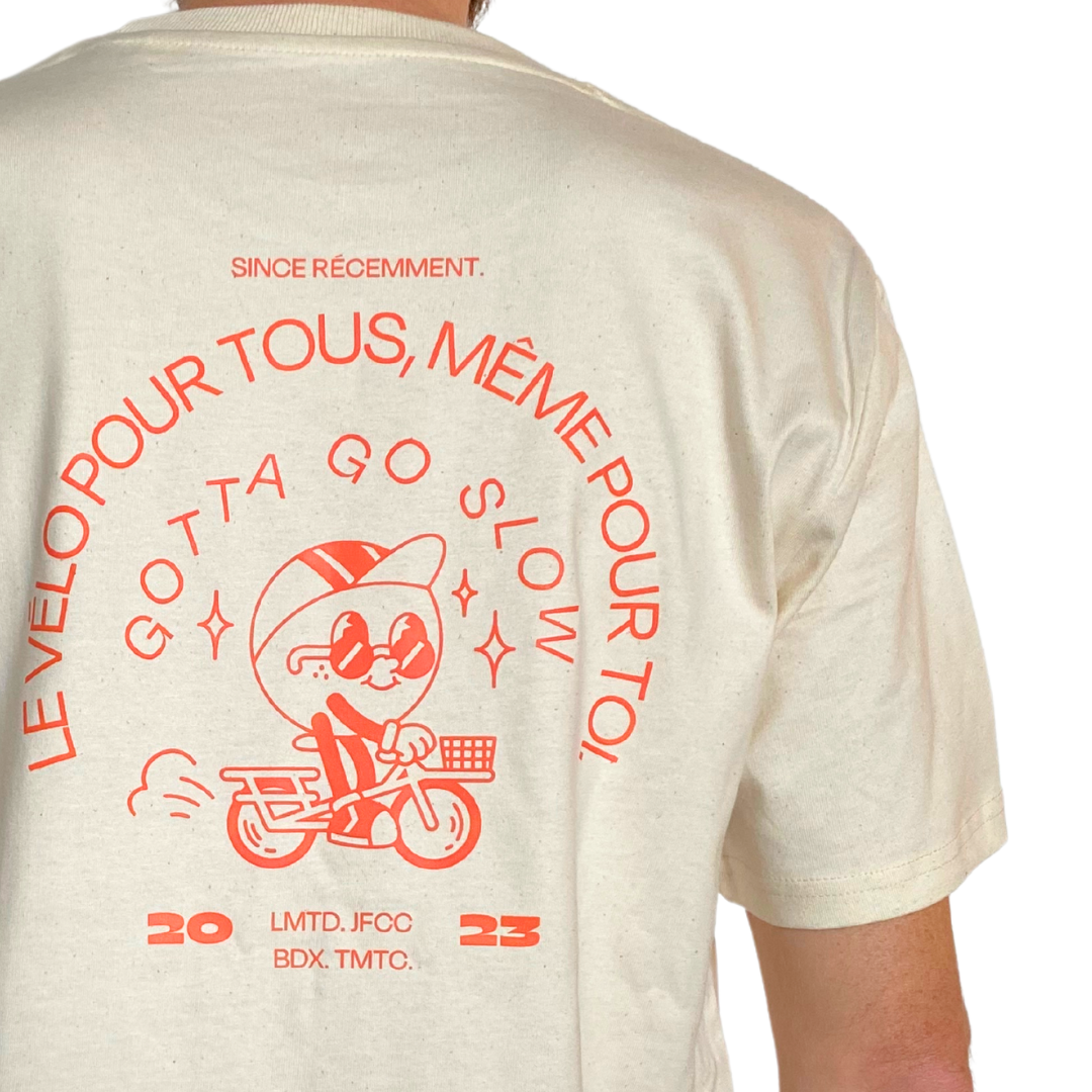 Logo arrière du t-shirt beige jean fourche