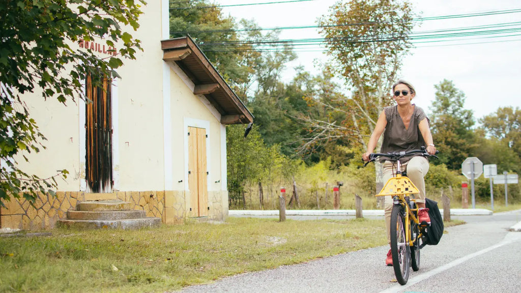 une femme sur un velo jean fourche jaune