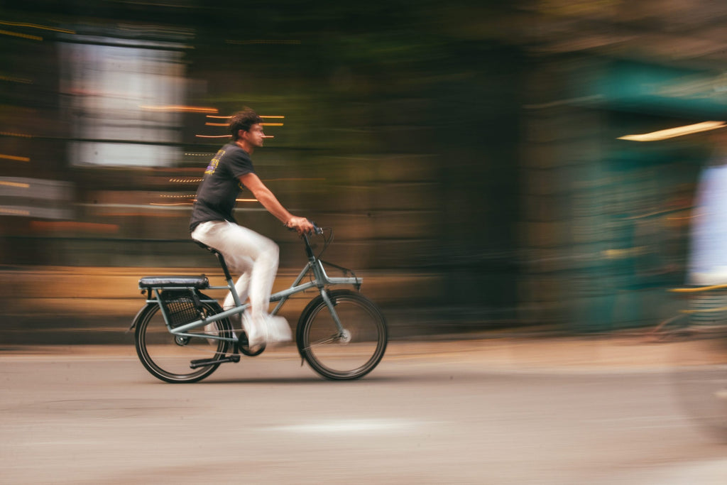 Homme en velo en ville à grande vitesse