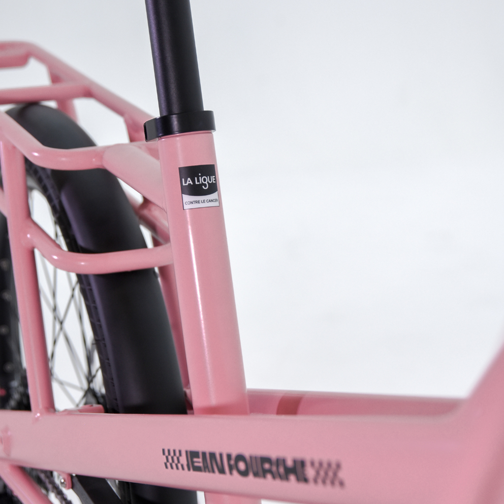 Tige de selle d'un vélo rose avec logo Ligue Contre le cancer