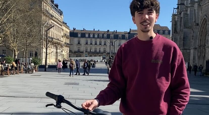 une homme devant un velo a bordeaux