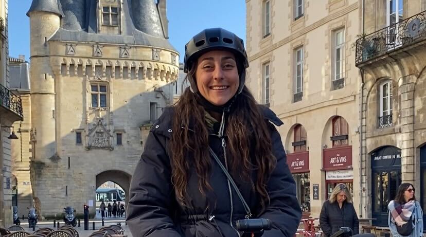 femme avec un casque sur un velo a bordeaux