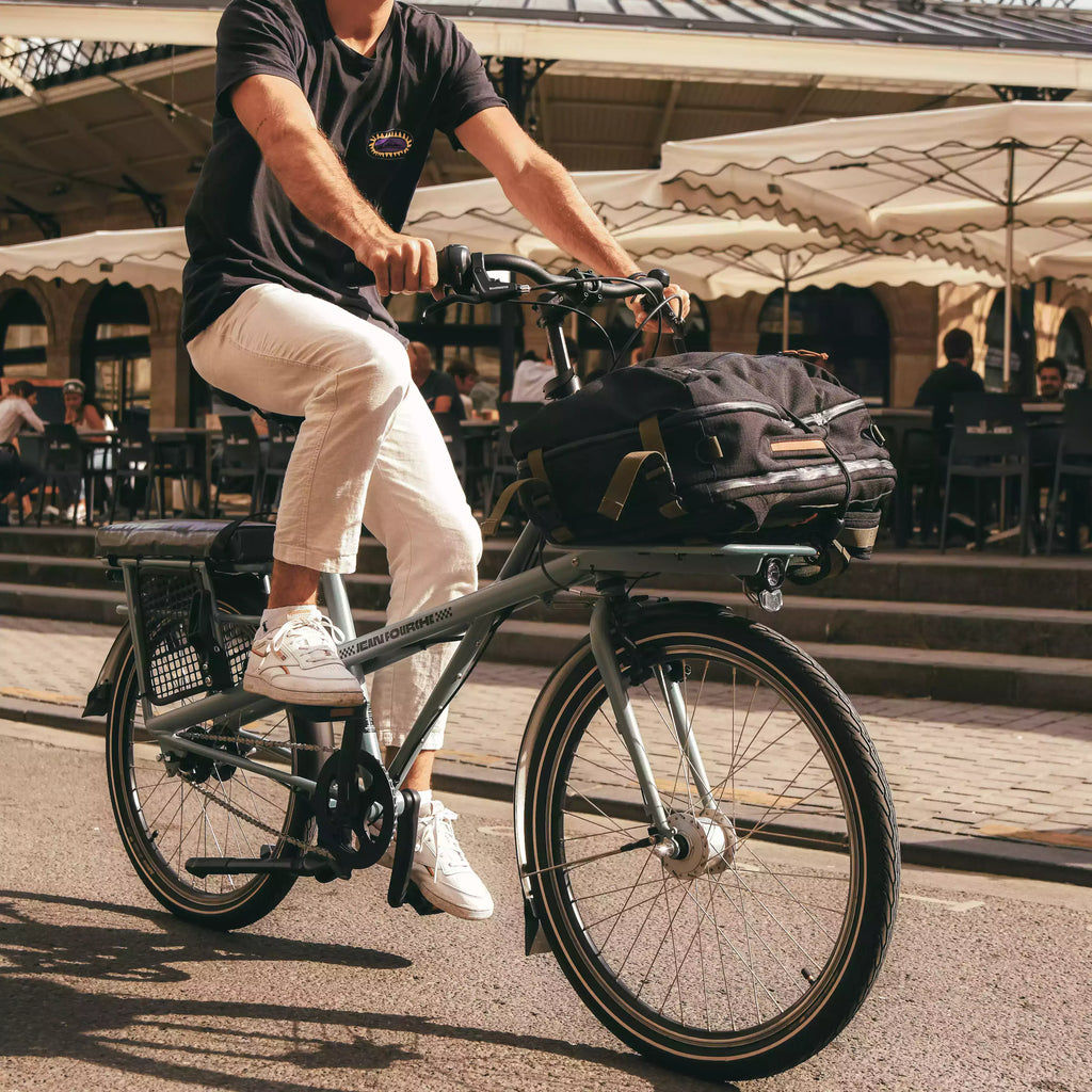 velo bleu utilitaire avec sac a dos