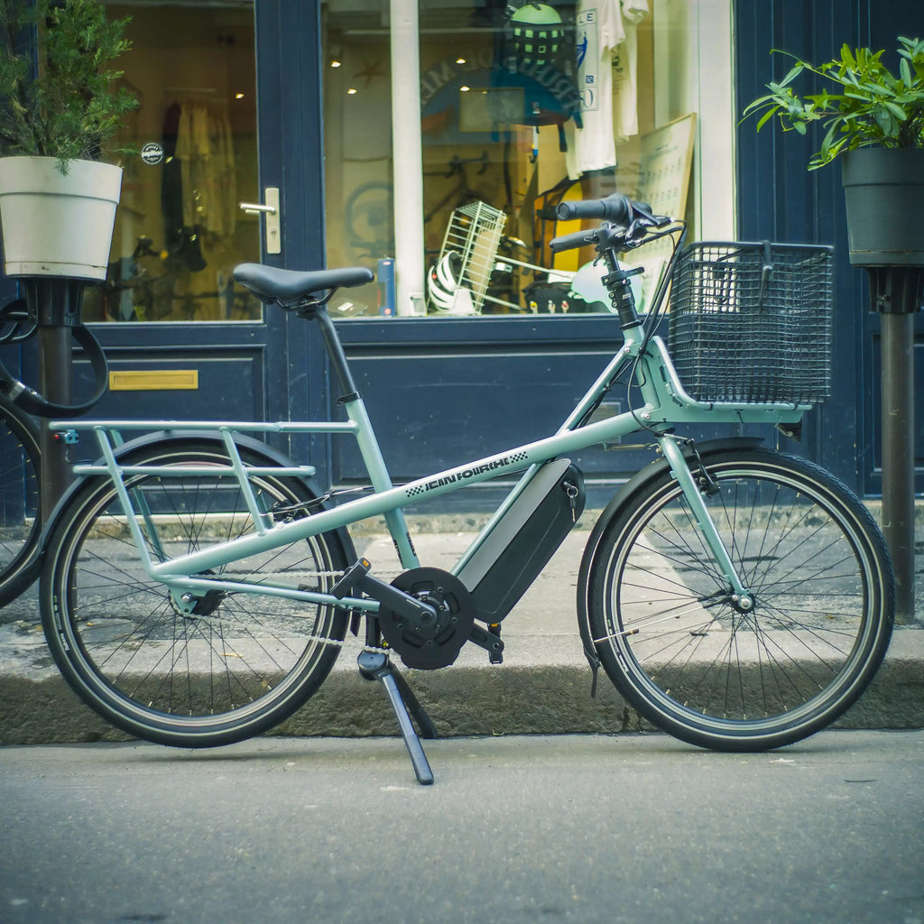 velo electrique bleu jean fourche sur sa bequille